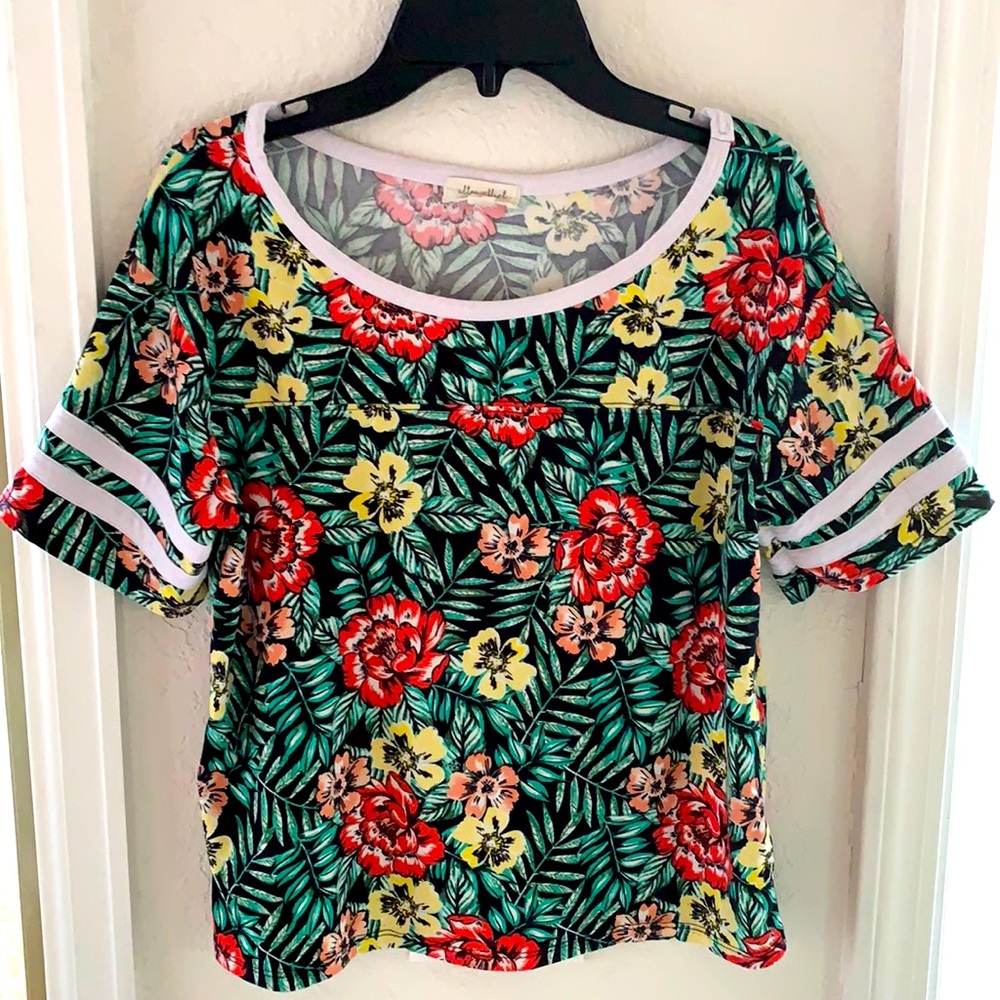 Sale☀️4/$15 ☀️ Juniors size Medium tropical tshirt